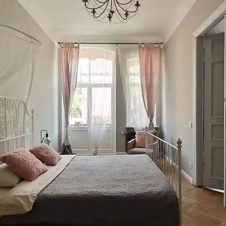 Apartment Modern In Historical Building With Car Parking!